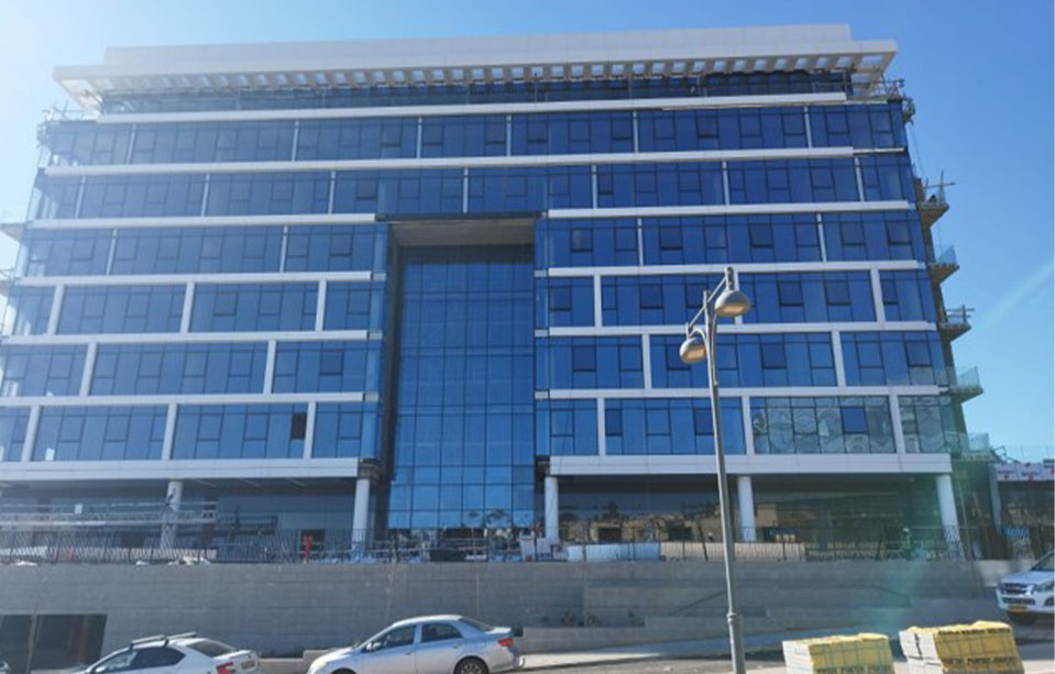 מבנה משרדים מול הרים 2